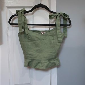 Green no sleeve crop top